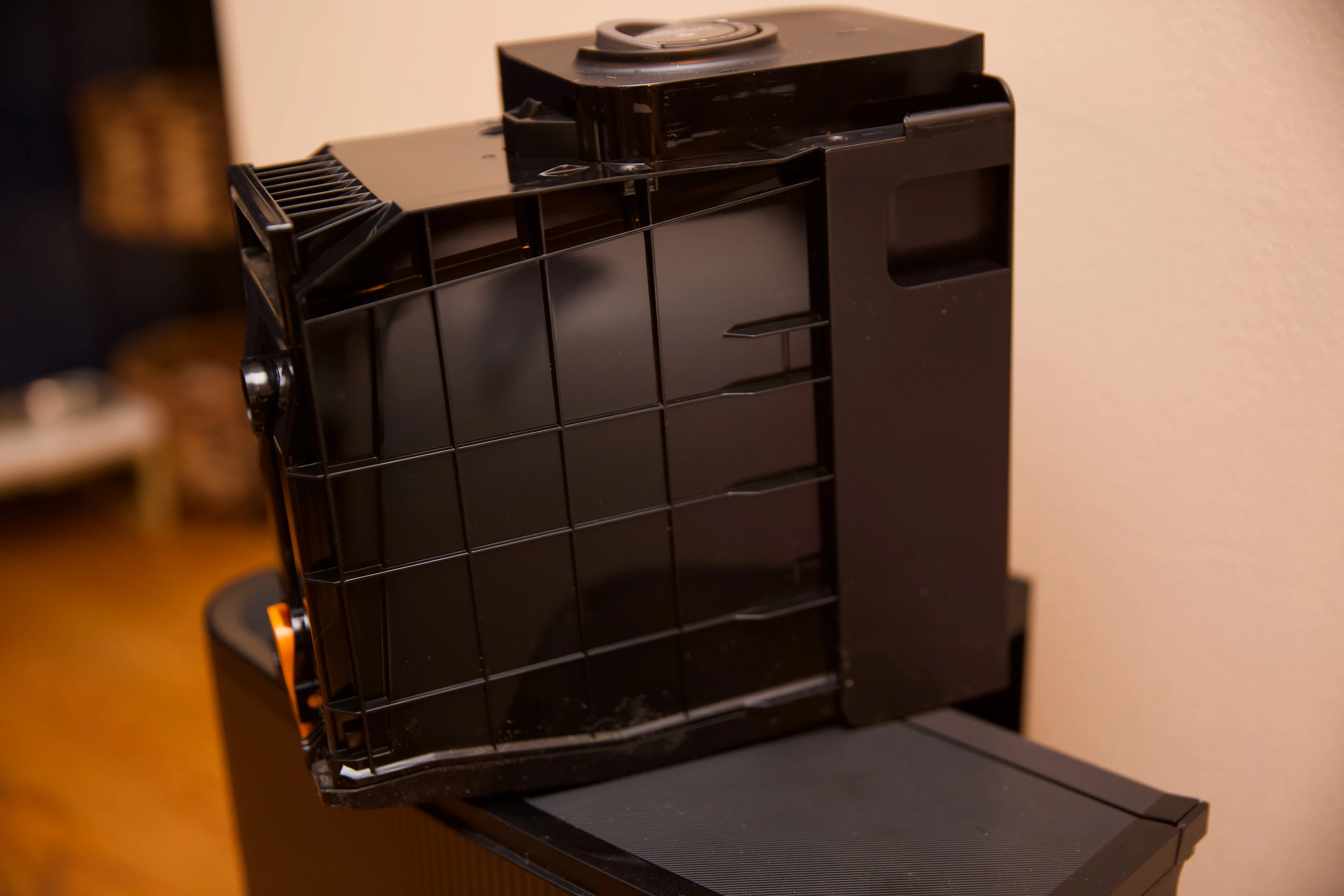 <em>The base’s auto-empty bin doesn’t use bags; instead, you empty it over the trash can. </em>