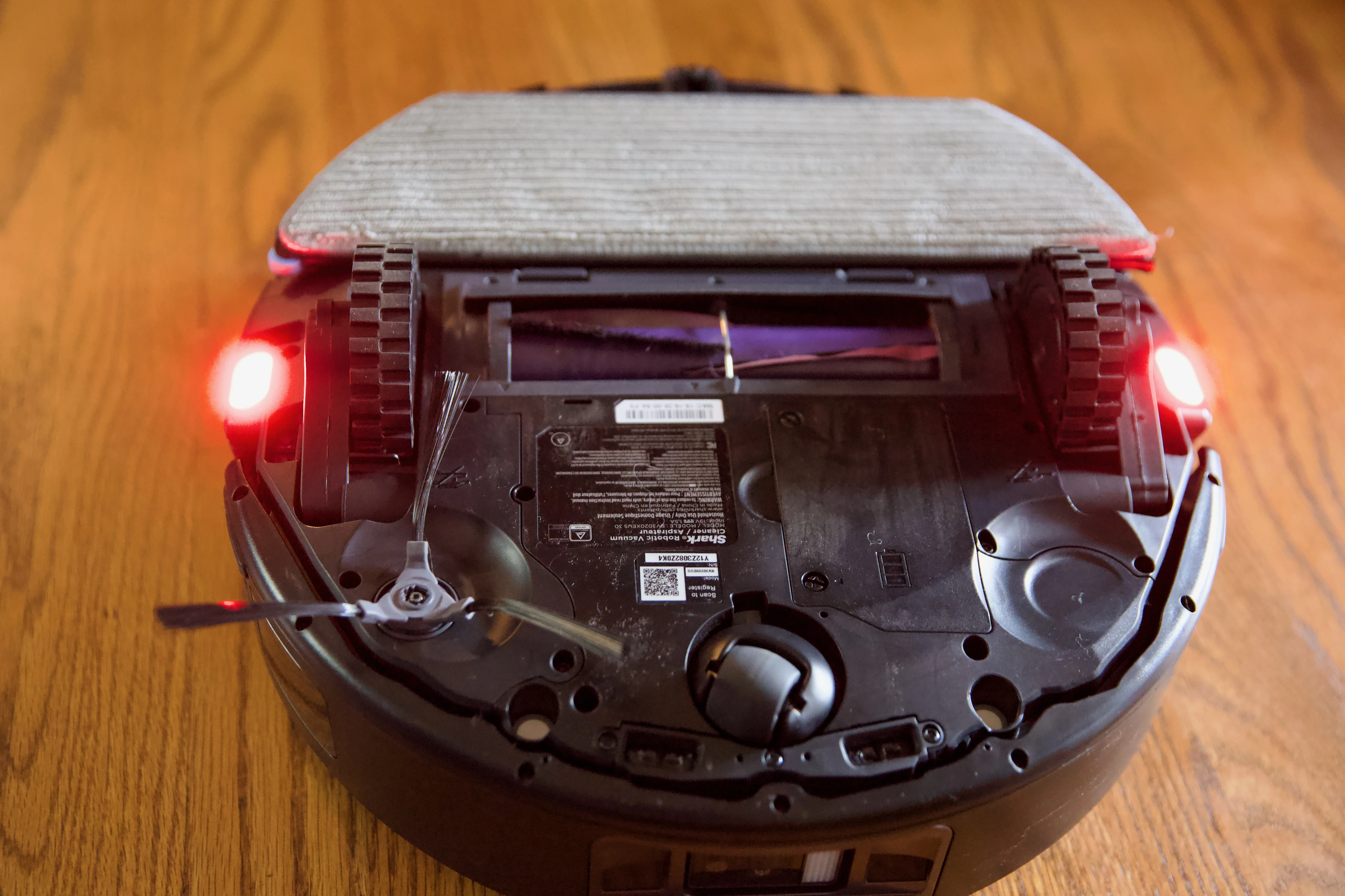 <em>It uses a flat mop pad and has undercarriage LED lights that indicate status</em>.