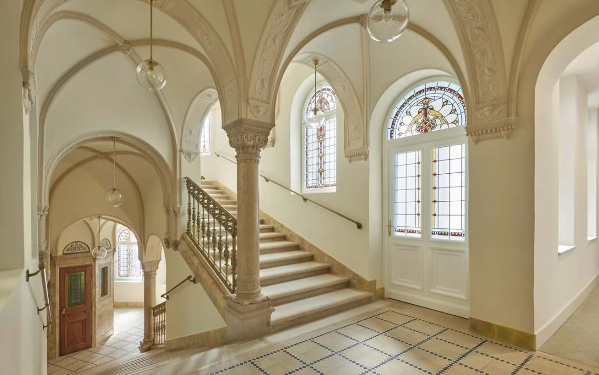 Parisi-Udvar-Hotel-Budapest-Staircase